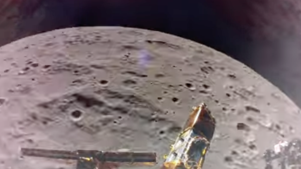 Spacecraft swoops around moon to prepare for landing, snaps footage